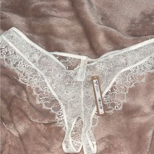 Skims ultra fine lace ivory XL thong